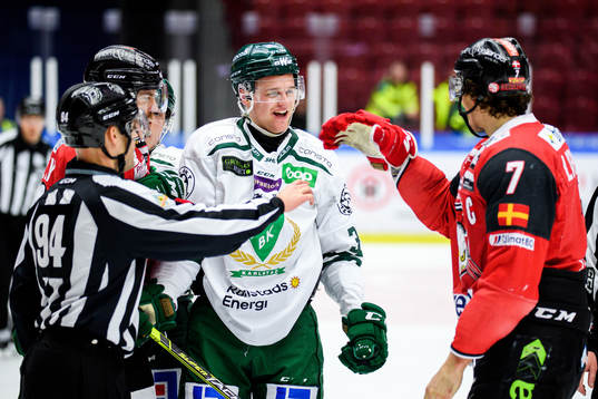 Färjestads Adam Ginning och Malmö Redhawks Oliver