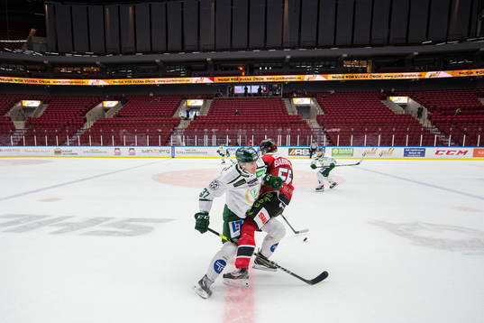 Färjestads Adam Ginning tacklar Malmö Redhawks William