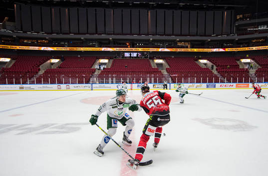 Färjestads Adam Ginning tacklar Malmö Redhawks William