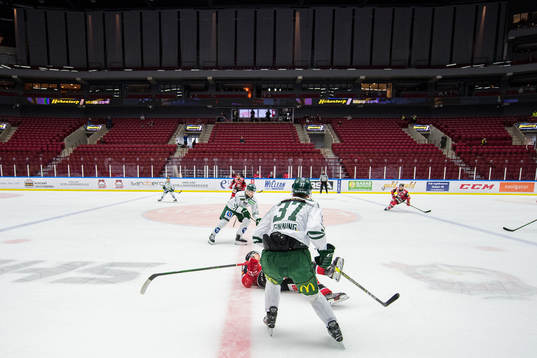 Färjestads Adam Ginning tacklar Malmö Redhawks William