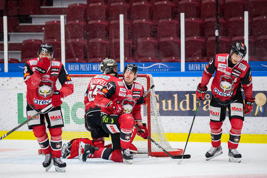 Malmö Redhawks Johan Olofsson , målvakt Oscar Alsenfelt ,