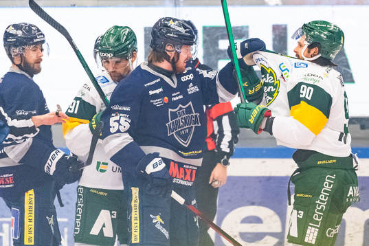 Karlskogas Arvid Aronsson och Björklövens Alex Hutchings