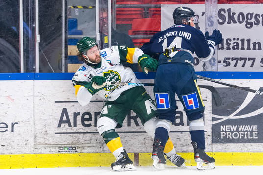 Björklövens Zach Palmquist och Karlskogas Henrik