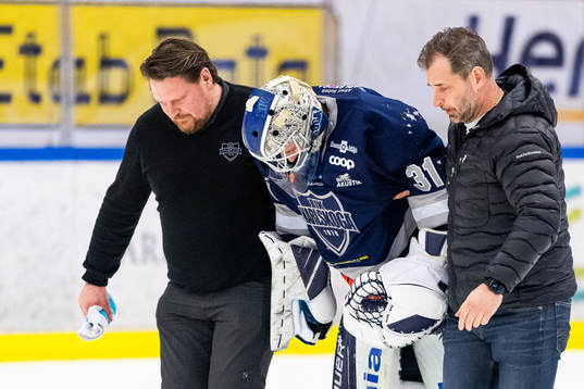 Karlskogas målvakt Tim Juel hjälps av isen