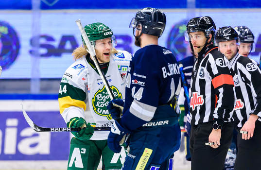 Björklövens Olle Liss i samtal med Karlskogas Henrik