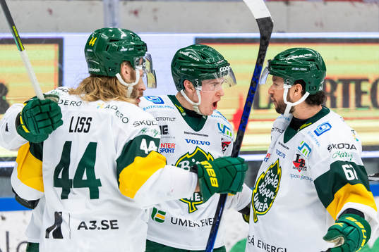Björklövens Pontus Andreasson (mitten) jublar med Olle