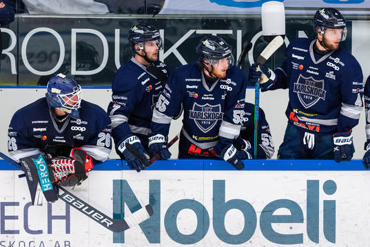 Karlskogas målvakt Stefan Steen deppar i båset