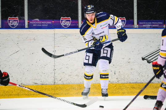 s Filip Sandberg blöder från näsan