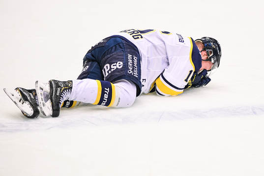 s Filip Sandberg ligger och har ont