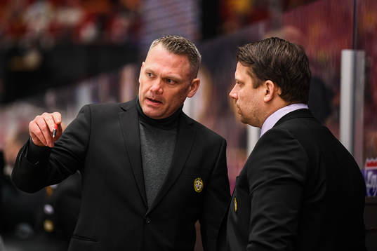 Brynäs assisterande tränare Mikael Holmqvist och tränare