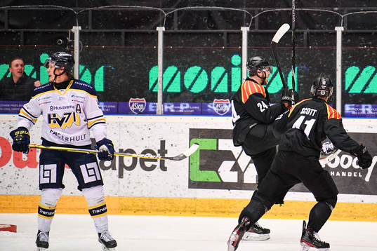 s Didrik Strömberg deppar medan Brynäs Emil Molin jublar
