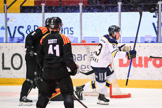 s Arttu Ilomäki jublar