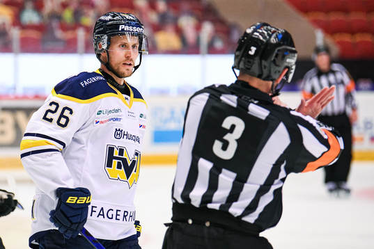 s Alexander Bergström reagerar mot Domare Linus Öhlund