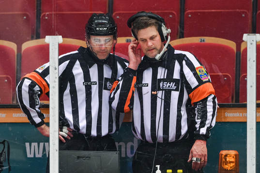 Domarna Linus Öhlund och Mikael Nord ringer på ett
