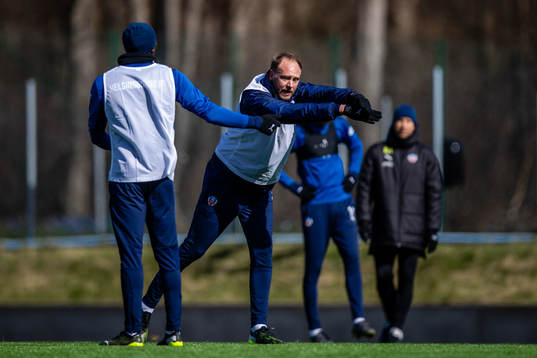 Andreas Granqvist instruerar Ravy Tsouka-Dozi (ryggen mot