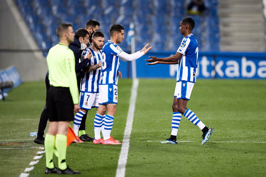 Alexander Isak of Real Sociedad is replaced by a partner