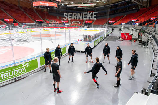Frölundas spelare värmer upp innan åttondelsfinal två i
