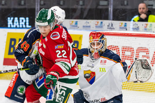 Djurgårdens målvakt Mantas Armalis i kamp om pucken med