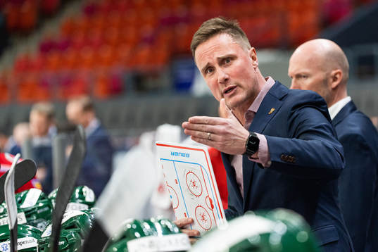 Frölundas tränare Roger Rönnberg gestikulerar