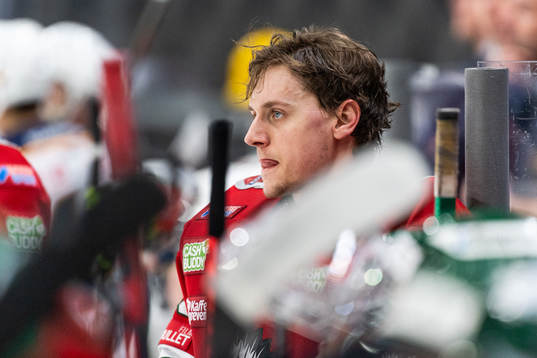 Frölundas målvakt Johan Mattsson deppar i båset