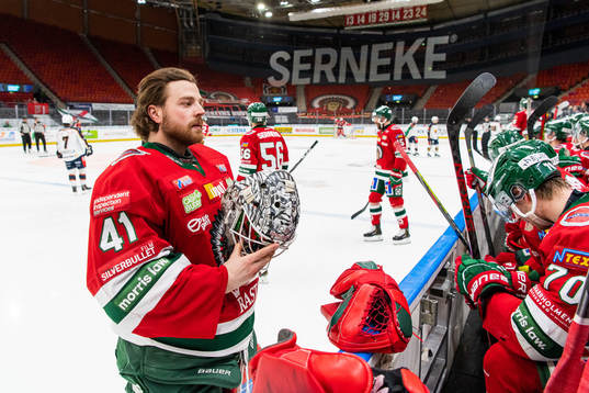 Frölundas målvakt Niklas Rubin gör sig redo att bytas in