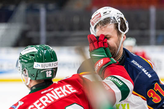 Frölundas Max Friberg med handen i ansiktet på