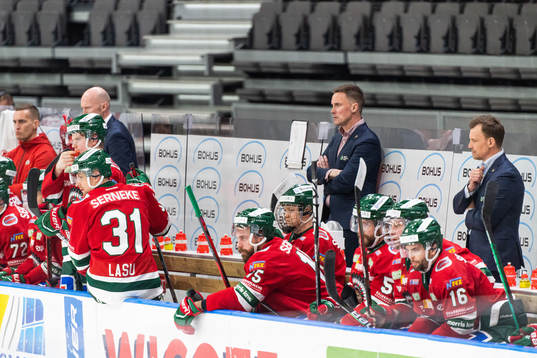 Frölundas tränare Roger Rönnberg och spelare deppar
