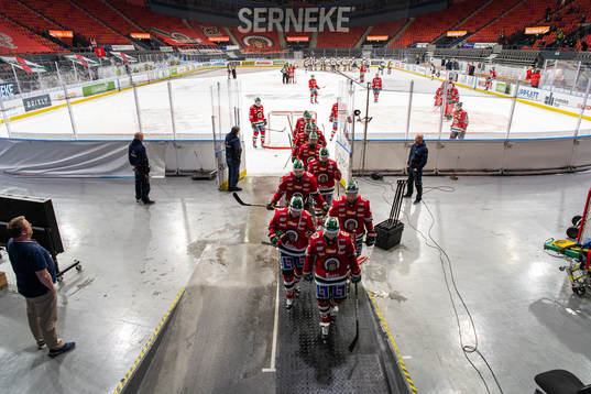 Frölundas spelare lämnar isen och deppar