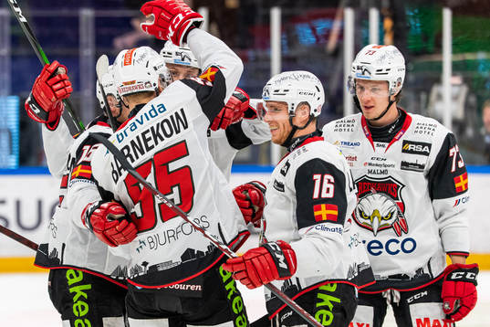 Malmö Redhawks Matias Lassen jublar med lagkamrater