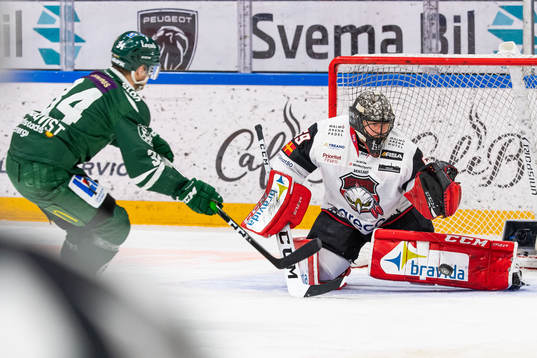 Färjestads Michael Lindqvist med en straff mot Malmö