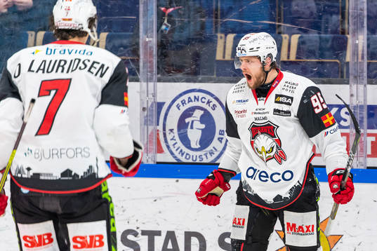 Malmö Redhawks Carl Persson jublar