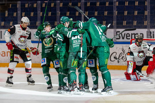 Färjestads Per Åslund jublar med lagkamrater