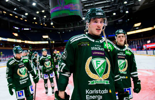 Färjestads Oskar Bäck jublar