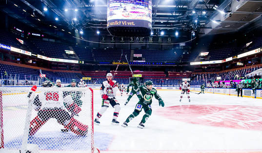 Färjestads Michael Lindqvist skjuter 3-2 och jublar  bakom