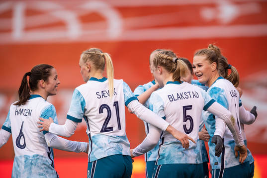 Lisa-Marie Karlseng Utland and the players of Norway