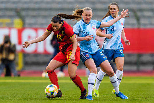 Hannah Eurlings of Belgium and Frida Maanum of Norway fight