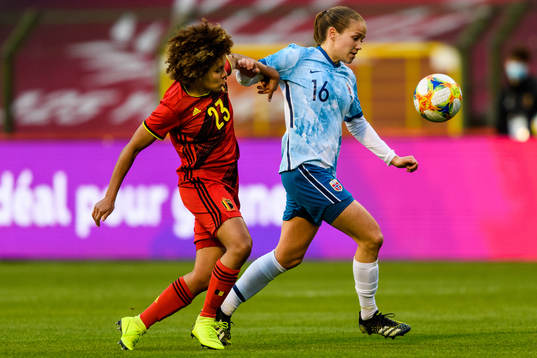 Kassandra Missipo of Belgium fights for the ball with Guro