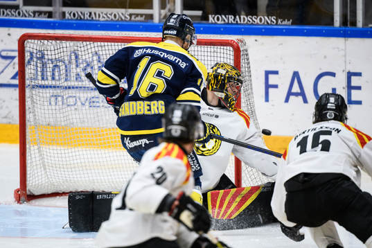 s Filip Sandberg oroar framför Brynäs målvakt Samuel