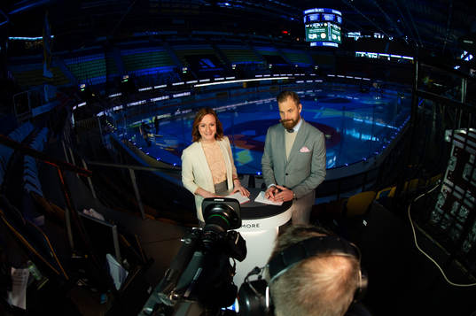 Lena Sundqvist och Sanny Lindström i Cmores studio
