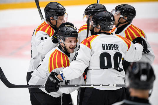 Brynäs Chad Billins jublar med lagkamrater