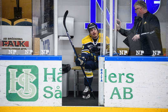 s Arttu Ilomäki sitter i utvisningsbåset