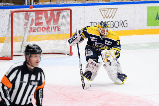s målvakt Jonas Gunnarsson åker ut mot båset