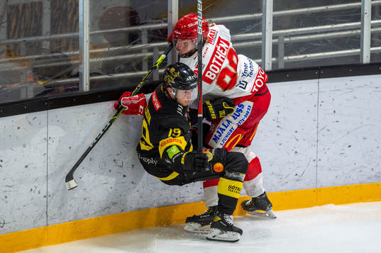 Vimmerbys Anton Carlsson och Trojas Tim Bothén i kamp om