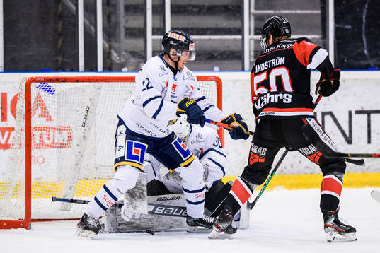 Visby/Romas Olle Andersson och målvakt Anton Malmborg mot