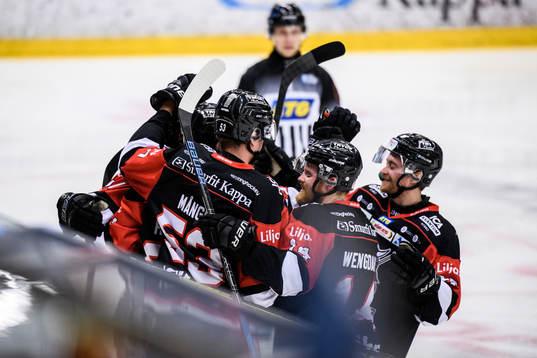 Nybros Simon Hansson jublar med lagkamrater