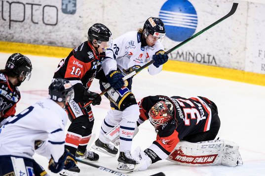 Visby/Romas Alex Ek oroar framför Nybros målvakt Robin