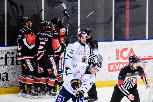 Nybros Roope Elimäki jublar med lagkamrater