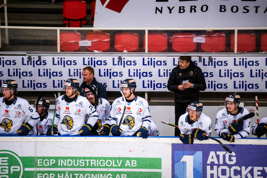 Visby/Romas tränare Hans Särkijärvi och spelare deppar
