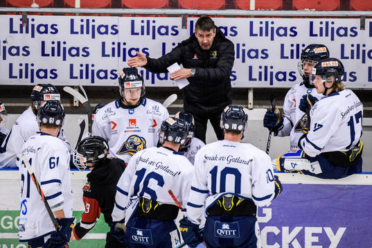 Visby/Romas tränare Hans Särkijärvi pratar med sina