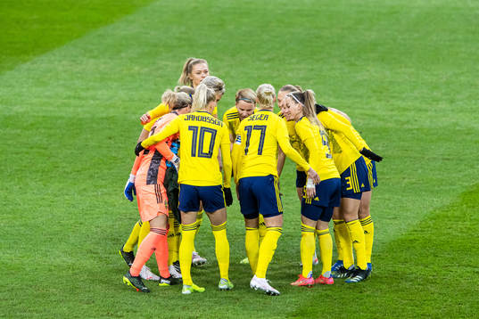 Players of Sweden gather
